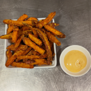 Zoete aardappel friet met kimchi mayonaise